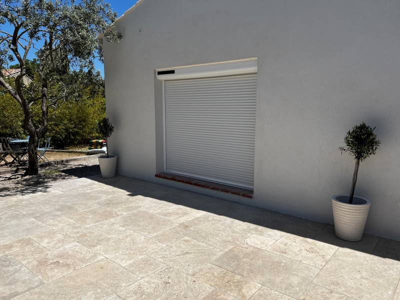 Fourniture et pose de volet roulant blanc solaire SOMFY en rénovation à Saint Mitre Les Remparts