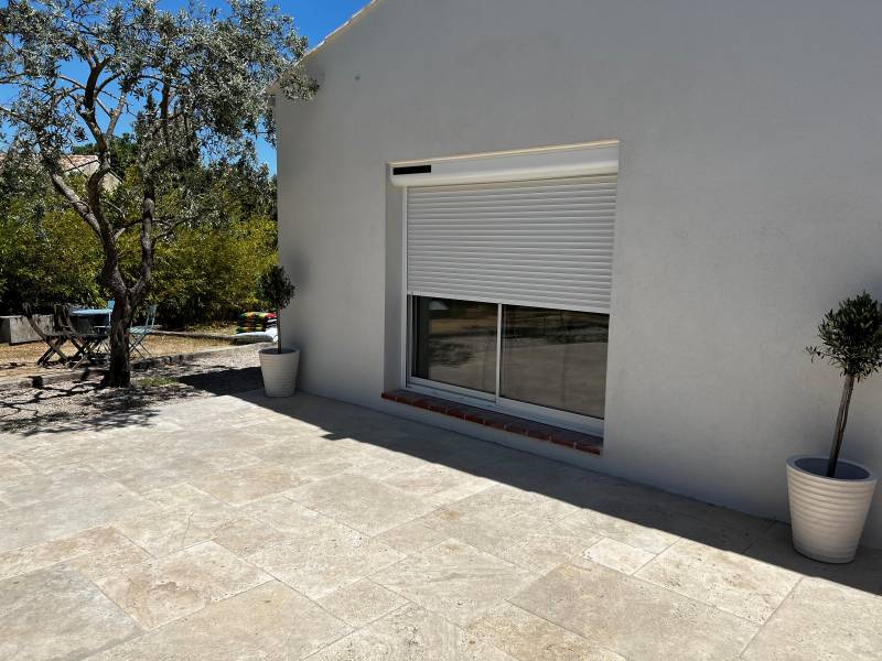 Fourniture et pose de volet roulant blanc solaire SOMFY en rénovation à Saint Mitre Les Remparts