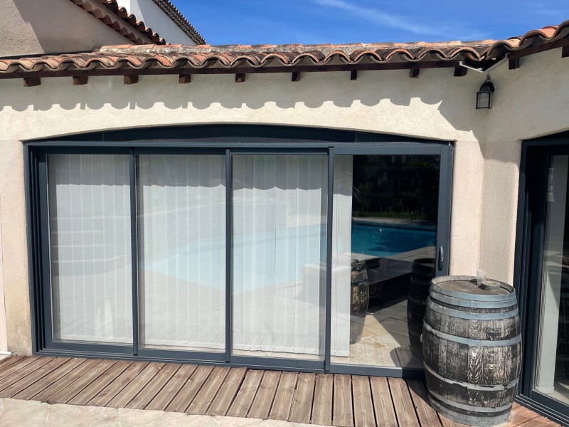 Fermeture de cuisine d’été avec un coulissant 4 vantaux 4 rails en aluminium gris anthracite à Martigues