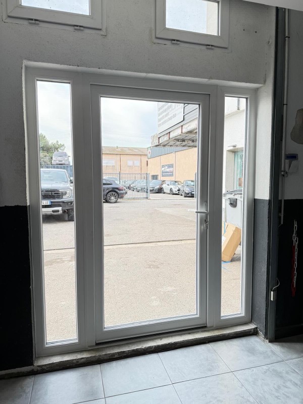 Porte d’entrée vitrée en PVC