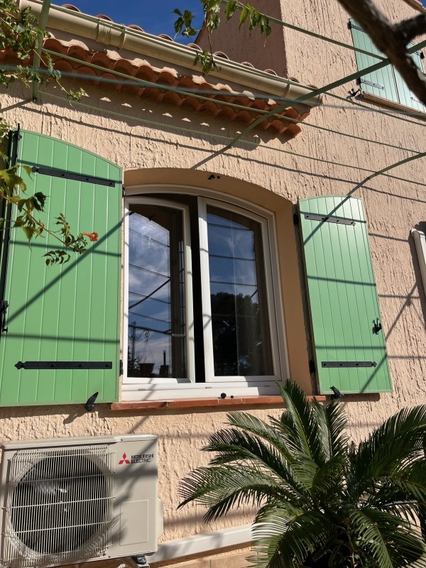 Volets battants en aluminium cintré à Martigues