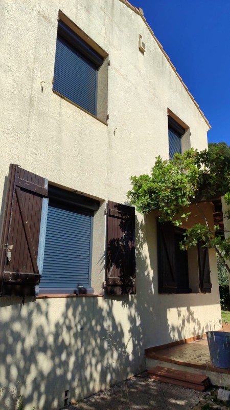 Pose de volets roulants solaires gris anthracite à Martigues 