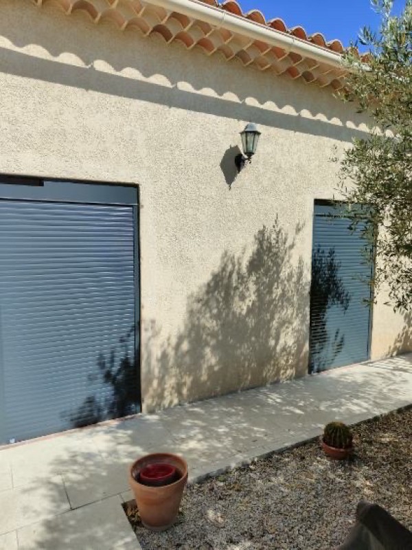Installation de volets roulants solaires chez un client à Martigues