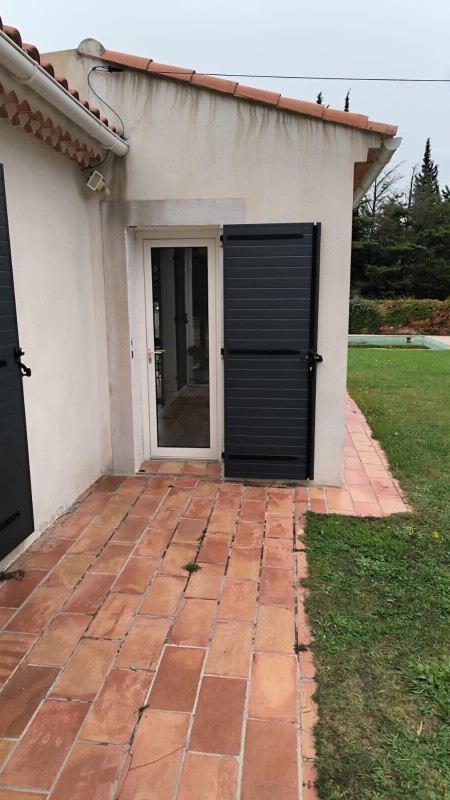 Volets battants en aluminium avec lames horizontal