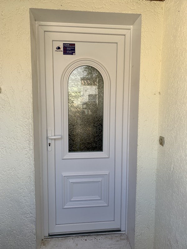 Porte d’entrée en PVC blanc avec vitrage décoratif 