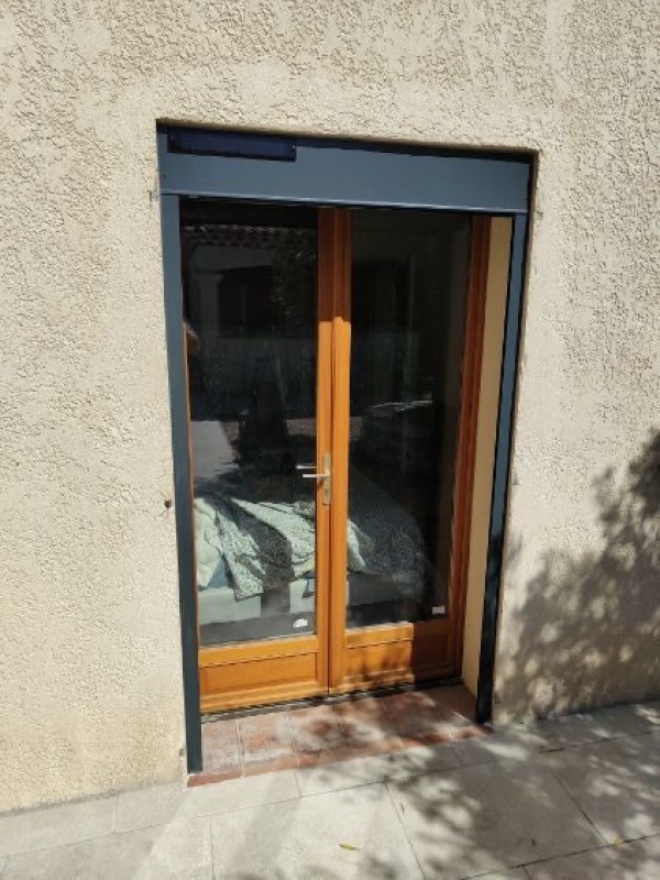 Installation de volets roulants solaires chez un client à Martigues
