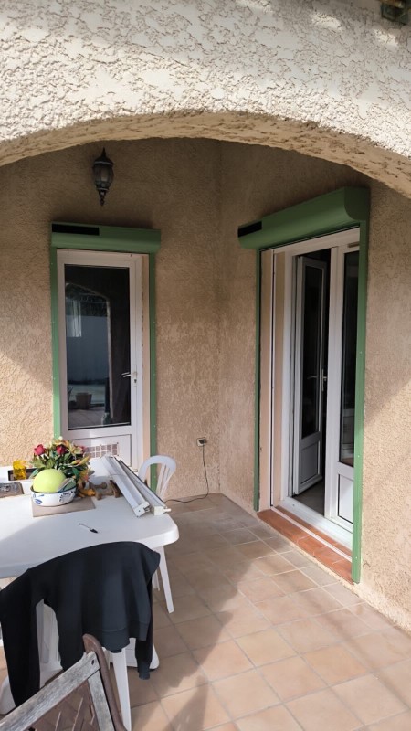 Installation de volets roulants solaires couleur vert olive à Sausset-les-Pins
