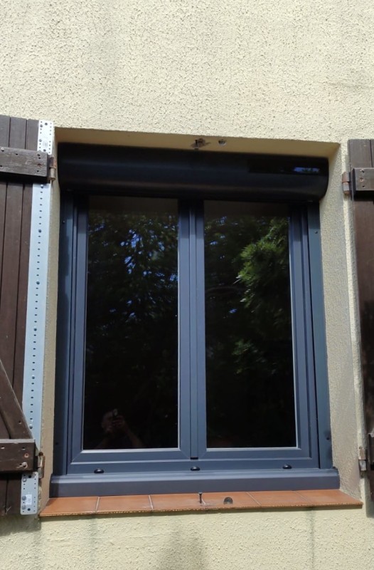 Installation de fenêtres PVC gris anthracite 