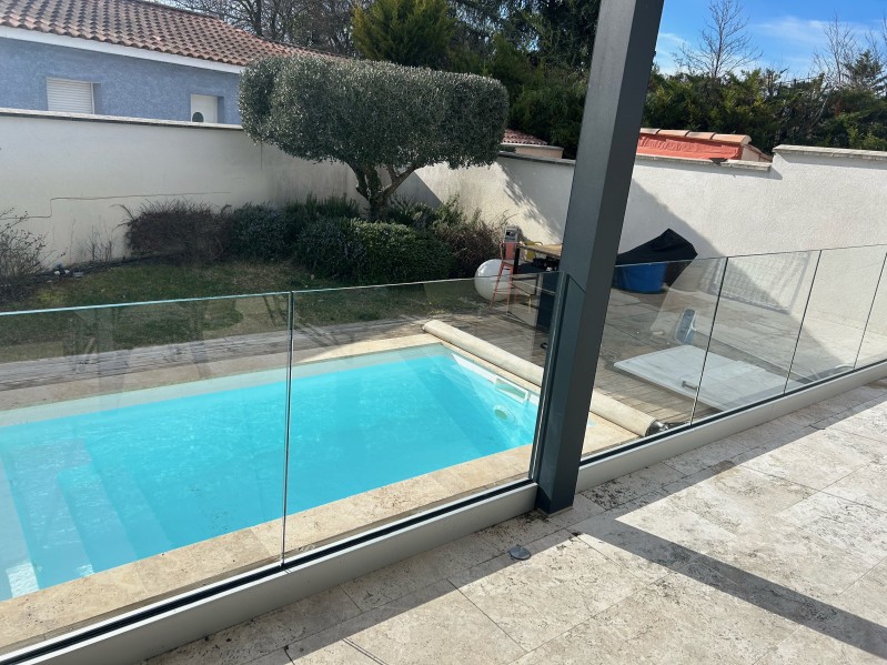 Installation d’un garde-corps en verre aux Pennes-Mirabeau : un rendu à la hauteur des attentes 