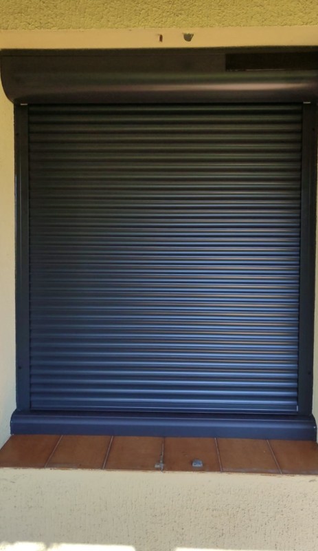 Pose de volets roulants solaires gris anthracite à Martigues 