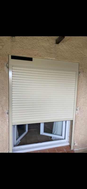 Pose de volets roulants solaires chez un client à la Couronne