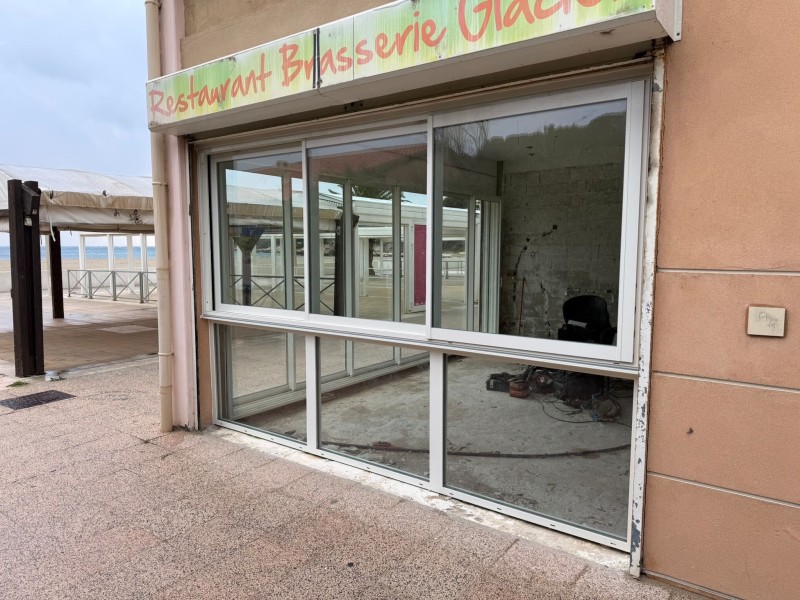 Installation de baies vitrées coulissantes dans un restaurant à la plage de la Couronne 