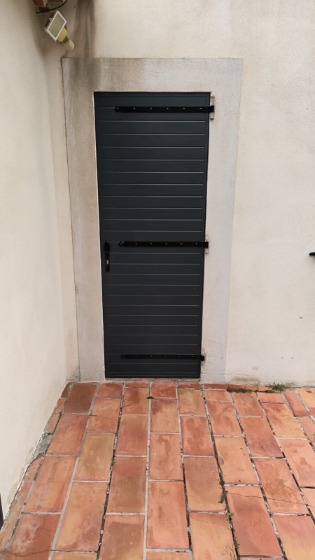 Volets battants en aluminium avec lames horizontal