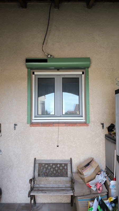 Installation de volets roulants solaires couleur vert olive à Sausset-les-Pins