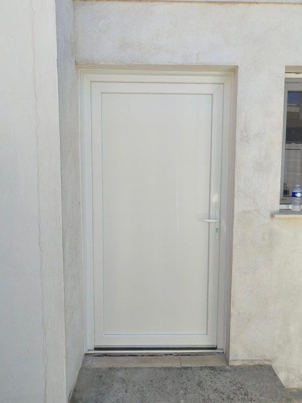 Installation d’une porte PVC à Istres 