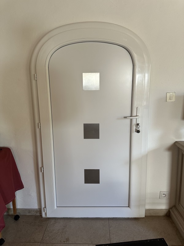 Installation d’une porte d’entrée en PVC avec forme anse de panier et décors en inox à Martigues