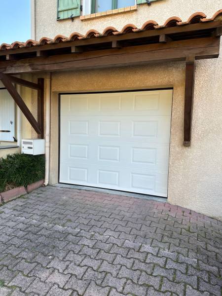 Installation d'une porte de garage sectionnelle avec moteur Somfy dans une villa à Martigues